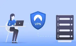 Kobieta z laptopem, tarcza z napisem VPN i serwer.