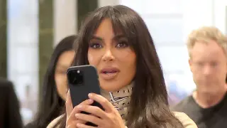 Kim Kardashian robi selfie na Instagramie, trzymając telefon w dłoni.