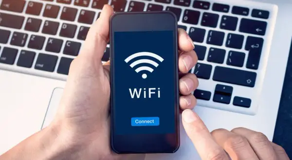 Automatyczne Wi-Fi w telefonie? Odzyskaj kontrolę! Android i iOS