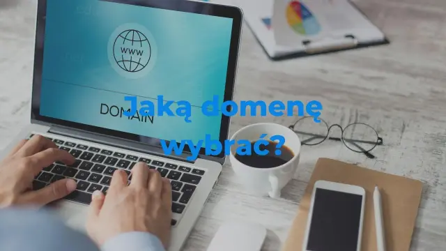 Na ekranie laptopa pytanie: "Jaką domenę wybrać?". Zastanawiasz się nad domeną .io, jaki kraj ją oferuje?