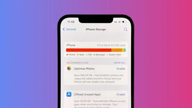 Ekran iPhone'a pokazuje, jak usuwać aplikacje, optymalizować zdjęcia i zwalniać miejsce.